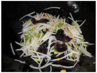 芹菜甜玉米炒土豆丝的做法