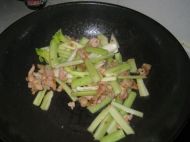 肉片炒芹菜的做法