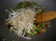 猪肉芹菜炒豆芽的做法