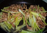 肉丝炒芹菜的做法