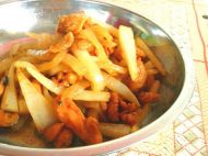 白萝卜炒鸡腿肉的做法