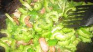 五花肉炒苦瓜的做法