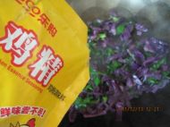 紫甘蓝炒芹菜叶的做法