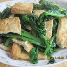 油煎豆腐炒萝卜缨的做法 油煎豆腐炒萝卜缨的做法