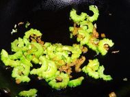 榨菜炒苦瓜的做法