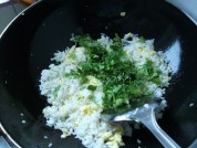 芹叶蛋炒饭的做法
