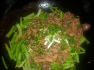芹菜肉丝的做法