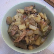 土豆茄子焖鸡块的做法 土豆茄子焖鸡块的做法