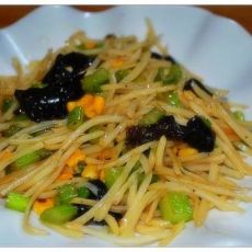 芹菜甜玉米炒土豆丝的做法