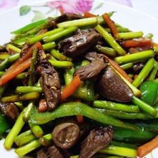 蒜苔爆鸡心的做法