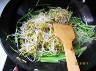 芹菜炒豆芽的做法