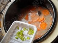 花生萝卜炖腊乳鸽的做法