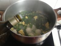 菠菜鸡蛋鱼丸汤的做法