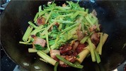 烧肉炒芹菜的做法