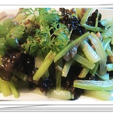 黑木耳炒芹菜肉丝的做法 黑木耳炒芹菜肉丝的做法