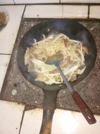 白菜炒猪头肉的做法