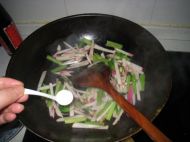 芹菜萝卜条的做法