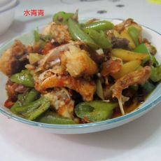 地瓜青椒煮鱼的做法