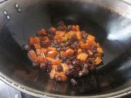 胡萝卜爆肉丁的做法