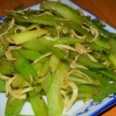 银鱼炒芹菜的做法