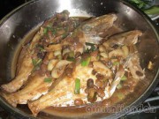 豆瓣酱焖剥皮鱼的做法