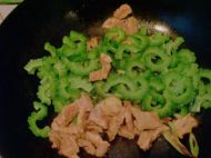 快手小菜——苦瓜炒肉的做法