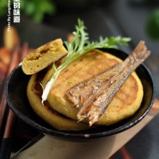 玉米饼子就小咸鱼的做法 玉米饼子就小咸鱼的做法