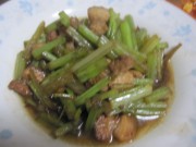 芹菜炒五花肉片的做法