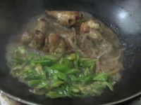 青椒鸡翅根的做法