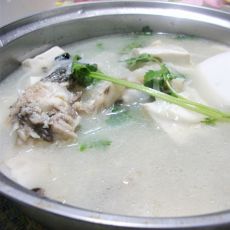 萝卜豆腐鱼头汤的做法 萝卜豆腐鱼头汤的做法