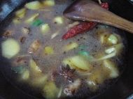 鸡脖焖土豆的做法