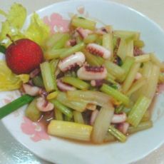【地方特色菜】芹菜炒鱿鱼的做法 【地方特色菜】芹菜炒鱿鱼的做法