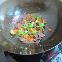 胡萝卜青椒猪血丁的做法