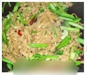 芹菜炒豆腐皮的做法