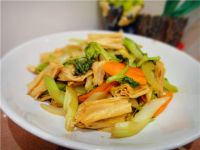 芹菜胡萝卜炒腐竹的做法