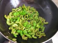 苦瓜炒青椒的做法