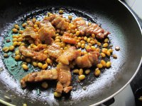 豆瓣酱焖黄豆五花肉的做法