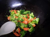 胡萝卜炒西兰花的做法
