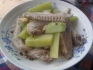 莴笋烧鸡翅的做法