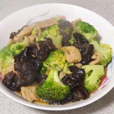 西兰花木耳炒肉片的做法 西兰花木耳炒肉片的做法