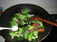 牛肉炒西兰花的做法