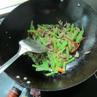 莴笋条炒肉丝的做法