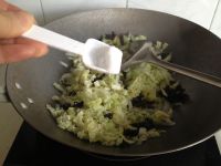黑木耳炒白菜的做法