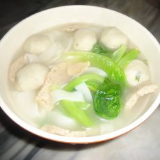 鱼蛋肉饼粿条汤的做法 鱼蛋肉饼粿条汤的做法