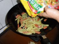 莴笋条炒火腿肠的做法