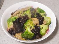 西兰花木耳炒肉片的做法