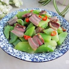 腊肉炒莴笋的做法 腊肉炒莴笋的做法