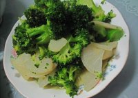西兰花炒萝卜的做法