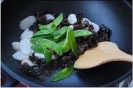 枸杞木耳炒山药的做法