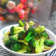 西兰花炒香菇的做法